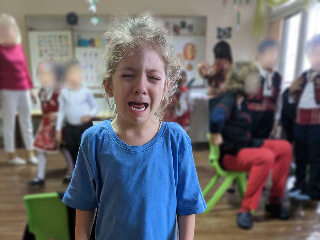 Алекс е разстроена и плаче