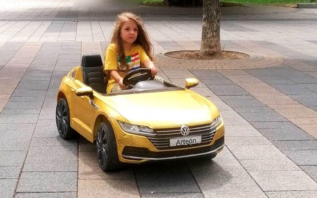 Алекс пътува с кола към детската градина