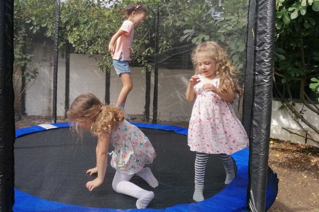 невротипични деца скачат на батут