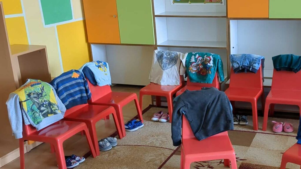 подредени дрехи в детската градина