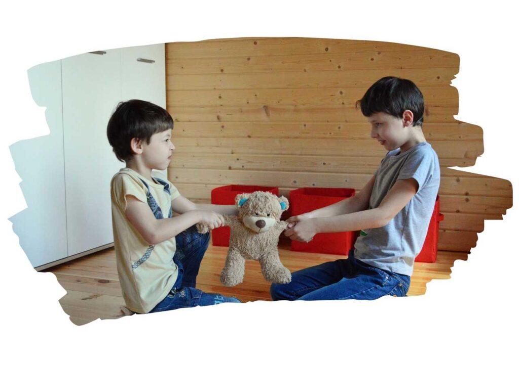 Насилието: деца дърпат играчка и се сърдят